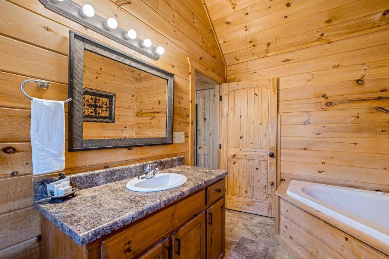 Blue Ridge Bear Bungalow Bagian luar foto